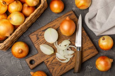 Mutfak masasında soğan. Soğan dilimi. Soğan halkaları. Taze Sarı Soğan. Doğal, taze, vejetaryen yiyecekler. Tarım ürünleri. Sağlıklı beslenme. Sebzeler. Çiftçi pazarı. Metin için boşluk. Boşluğu kopyala