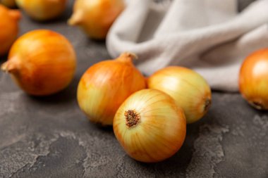 Mutfak masasında soğan. Soğan dilimi. Soğan halkaları. Taze Sarı Soğan. Doğal, taze, vejetaryen yiyecekler. Tarım ürünleri. Sağlıklı beslenme. Sebzeler. Çiftçi pazarı. Metin için boşluk. Boşluğu kopyala