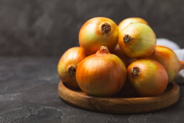 Mutfak masasında soğan. Soğan dilimi. Soğan halkaları. Taze Sarı Soğan. Doğal, taze, vejetaryen yiyecekler. Tarım ürünleri. Sağlıklı beslenme. Sebzeler. Çiftçi pazarı. Metin için boşluk. Boşluğu kopyala