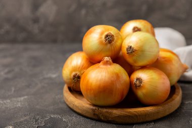 Mutfak masasında soğan. Soğan dilimi. Soğan halkaları. Taze Sarı Soğan. Doğal, taze, vejetaryen yiyecekler. Tarım ürünleri. Sağlıklı beslenme. Sebzeler. Çiftçi pazarı. Metin için boşluk. Boşluğu kopyala