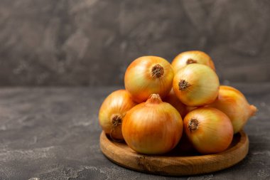 Mutfak masasında soğan. Soğan dilimi. Soğan halkaları. Taze Sarı Soğan. Doğal, taze, vejetaryen yiyecekler. Tarım ürünleri. Sağlıklı beslenme. Sebzeler. Çiftçi pazarı. Metin için boşluk. Boşluğu kopyala