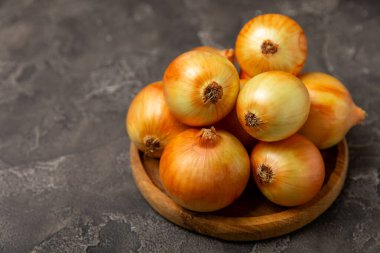 Mutfak masasında soğan. Soğan dilimi. Soğan halkaları. Taze Sarı Soğan. Doğal, taze, vejetaryen yiyecekler. Tarım ürünleri. Sağlıklı beslenme. Sebzeler. Çiftçi pazarı. Metin için boşluk. Boşluğu kopyala