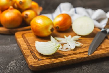 Mutfak masasında soğan. Soğan dilimi. Soğan halkaları. Taze Sarı Soğan. Doğal, taze, vejetaryen yiyecekler. Tarım ürünleri. Sağlıklı beslenme. Sebzeler. Çiftçi pazarı. Metin için boşluk. Boşluğu kopyala