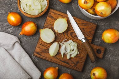 Mutfak masasında soğan. Soğan dilimi. Soğan halkaları. Taze Sarı Soğan. Doğal, taze, vejetaryen yiyecekler. Tarım ürünleri. Sağlıklı beslenme. Sebzeler. Çiftçi pazarı. Metin için boşluk. Boşluğu kopyala