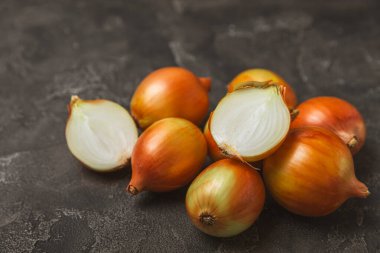 Mutfak masasında soğan. Soğan dilimi. Soğan halkaları. Taze Sarı Soğan. Doğal, taze, vejetaryen yiyecekler. Tarım ürünleri. Sağlıklı beslenme. Sebzeler. Çiftçi pazarı. Metin için boşluk. Boşluğu kopyala