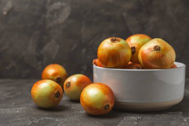 Mutfak masasında soğan. Soğan dilimi. Soğan halkaları. Taze Sarı Soğan. Doğal, taze, vejetaryen yiyecekler. Tarım ürünleri. Sağlıklı beslenme. Sebzeler. Çiftçi pazarı. Metin için boşluk. Boşluğu kopyala