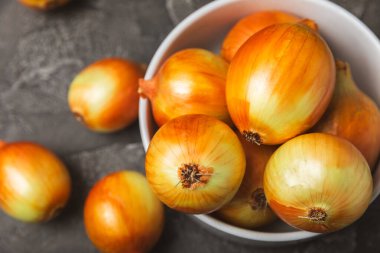 Mutfak masasında soğan. Soğan dilimi. Soğan halkaları. Taze Sarı Soğan. Doğal, taze, vejetaryen yiyecekler. Tarım ürünleri. Sağlıklı beslenme. Sebzeler. Çiftçi pazarı. Metin için boşluk. Boşluğu kopyala