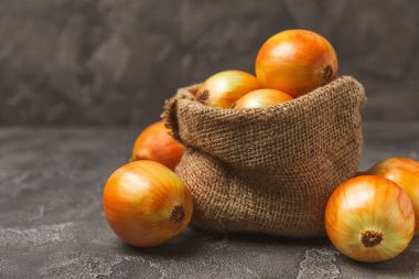 Mutfak masasında soğan. Soğan dilimi. Soğan halkaları. Taze Sarı Soğan. Doğal, taze, vejetaryen yiyecekler. Tarım ürünleri. Sağlıklı beslenme. Sebzeler. Çiftçi pazarı. Metin için boşluk. Boşluğu kopyala