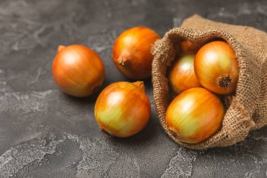 Mutfak masasında soğan. Soğan dilimi. Soğan halkaları. Taze Sarı Soğan. Doğal, taze, vejetaryen yiyecekler. Tarım ürünleri. Sağlıklı beslenme. Sebzeler. Çiftçi pazarı. Metin için boşluk. Boşluğu kopyala