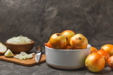 Mutfak masasında soğan. Soğan dilimi. Soğan halkaları. Taze Sarı Soğan. Doğal, taze, vejetaryen yiyecekler. Tarım ürünleri. Sağlıklı beslenme. Sebzeler. Çiftçi pazarı. Metin için boşluk. Boşluğu kopyala