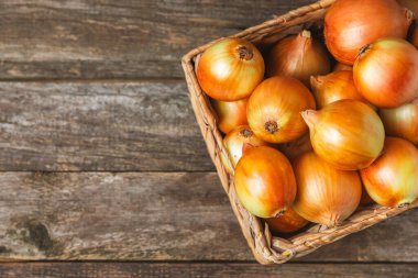 Mutfak masasında soğan. Soğan dilimi. Soğan halkaları. Taze Sarı Soğan. Doğal, taze, vejetaryen yiyecekler. Tarım ürünleri. Sağlıklı beslenme. Sebzeler. Çiftçi pazarı. Metin için boşluk. Boşluğu kopyala
