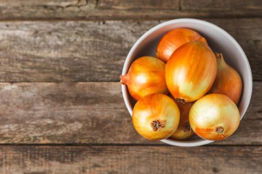 Mutfak masasında soğan. Soğan dilimi. Soğan halkaları. Taze Sarı Soğan. Doğal, taze, vejetaryen yiyecekler. Tarım ürünleri. Sağlıklı beslenme. Sebzeler. Çiftçi pazarı. Metin için boşluk. Boşluğu kopyala