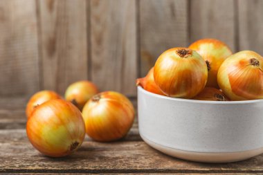 Mutfak masasında soğan. Soğan dilimi. Soğan halkaları. Taze Sarı Soğan. Doğal, taze, vejetaryen yiyecekler. Tarım ürünleri. Sağlıklı beslenme. Sebzeler. Çiftçi pazarı. Metin için boşluk. Boşluğu kopyala