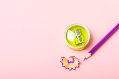 Renkli arka planda kalem açacağı. Kalem ve kalem talaşı. Kırtasiye malzemeleri. Okul malzemeleri. Okul ürünleri. Düz yatıyordu. Mesaj için yer. Boşluğu kopyala.