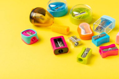 Renkli arka planda kalem açacağı. Kalem ve kalem talaşı. Kırtasiye malzemeleri. Okul malzemeleri. Okul ürünleri. Düz yatıyordu. Mesaj için yer. Boşluğu kopyala.