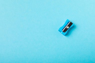 Renkli arka planda kalem açacağı. Kalem ve kalem talaşı. Kırtasiye malzemeleri. Okul malzemeleri. Okul ürünleri. Düz yatıyordu. Mesaj için yer. Boşluğu kopyala.