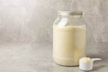 Protein karışımı ve renkli bir arka planda protein tozu. Toz su veya sütle karıştırılır. Dengeli bir diyet için diyet takviyesi. Beyaz protein. Fitness ve jimnastik diyeti.