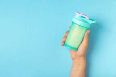 Protein karışımı ve renkli bir arka planda protein tozu. Toz su veya sütle karıştırılır. Dengeli bir diyet için diyet takviyesi. Beyaz protein. Fitness ve jimnastik diyeti.