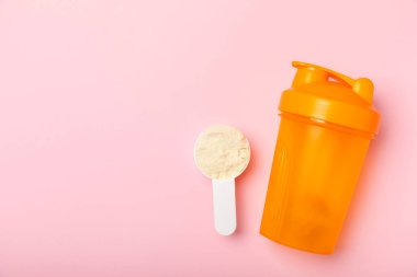 Protein karışımı ve renkli bir arka planda protein tozu. Toz su veya sütle karıştırılır. Dengeli bir diyet için diyet takviyesi. Beyaz protein. Fitness ve jimnastik diyeti.