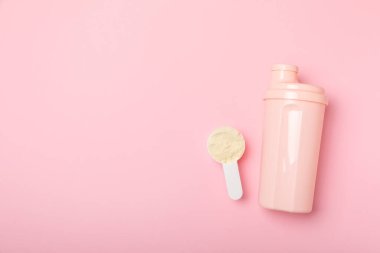 Protein karışımı ve renkli bir arka planda protein tozu. Toz su veya sütle karıştırılır. Dengeli bir diyet için diyet takviyesi. Beyaz protein. Fitness ve jimnastik diyeti.