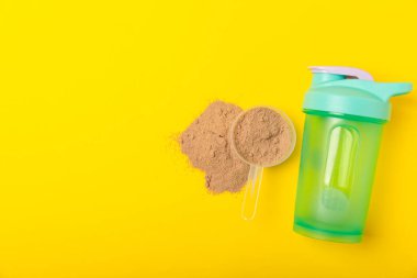 Protein karışımı ve renkli bir arka planda protein tozu. Toz su veya sütle karıştırılır. Dengeli bir diyet için diyet takviyesi. Beyaz protein. Fitness ve jimnastik diyeti.