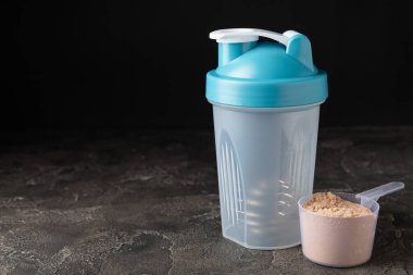 Protein karışımı ve renkli bir arka planda protein tozu. Toz su veya sütle karıştırılır. Dengeli bir diyet için diyet takviyesi. Beyaz protein. Fitness ve jimnastik diyeti.