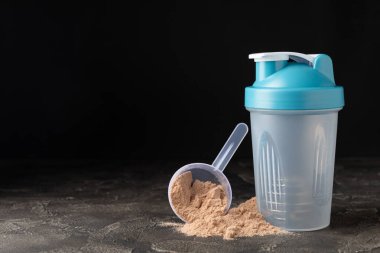 Protein karışımı ve renkli bir arka planda protein tozu. Toz su veya sütle karıştırılır. Dengeli bir diyet için diyet takviyesi. Beyaz protein. Fitness ve jimnastik diyeti.