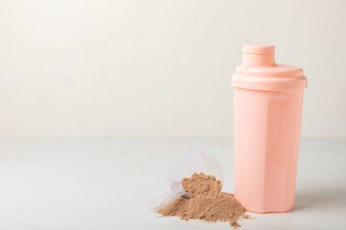 Protein karışımı ve renkli bir arka planda protein tozu. Toz su veya sütle karıştırılır. Dengeli bir diyet için diyet takviyesi. Beyaz protein. Fitness ve jimnastik diyeti.