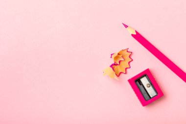 Renkli arka planda kalem açacağı. Kalem ve kalem talaşı. Kırtasiye malzemeleri. Okul malzemeleri. Okul ürünleri. Düz yatıyordu. Mesaj için yer. Boşluğu kopyala.