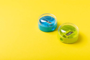 Renkli arka planda kalem açacağı. Kalem ve kalem talaşı. Kırtasiye malzemeleri. Okul malzemeleri. Okul ürünleri. Düz yatıyordu. Mesaj için yer. Boşluğu kopyala.