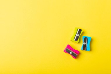 Renkli arka planda kalem açacağı. Kalem ve kalem talaşı. Kırtasiye malzemeleri. Okul malzemeleri. Okul ürünleri. Düz yatıyordu. Mesaj için yer. Boşluğu kopyala.