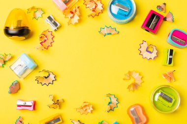 Renkli arka planda kalem açacağı. Kalem ve kalem talaşı. Kırtasiye malzemeleri. Okul malzemeleri. Okul ürünleri. Düz yatıyordu. Mesaj için yer. Boşluğu kopyala.