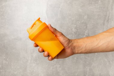 Protein karışımı ve renkli bir arka planda protein tozu. Toz su veya sütle karıştırılır. Dengeli bir diyet için diyet takviyesi. Beyaz protein. Fitness ve jimnastik diyeti.