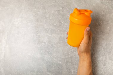 Protein karışımı ve renkli bir arka planda protein tozu. Toz su veya sütle karıştırılır. Dengeli bir diyet için diyet takviyesi. Beyaz protein. Fitness ve jimnastik diyeti.