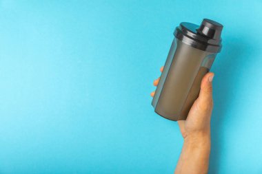 Protein karışımı ve renkli bir arka planda protein tozu. Toz su veya sütle karıştırılır. Dengeli bir diyet için diyet takviyesi. Beyaz protein. Fitness ve jimnastik diyeti.