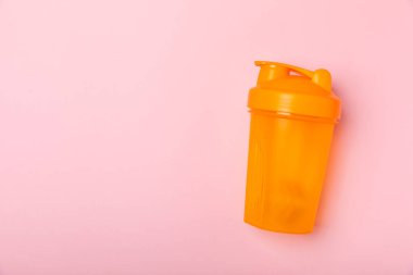 Protein karışımı ve renkli bir arka planda protein tozu. Toz su veya sütle karıştırılır. Dengeli bir diyet için diyet takviyesi. Beyaz protein. Fitness ve jimnastik diyeti.