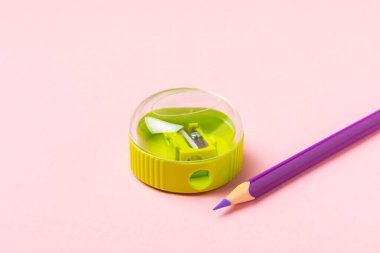 Renkli arka planda kalem açacağı. Kalem ve kalem talaşı. Kırtasiye malzemeleri. Okul malzemeleri. Okul ürünleri. Düz yatıyordu. Mesaj için yer. Boşluğu kopyala.