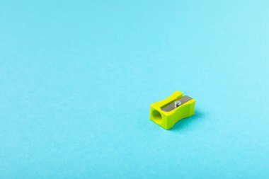 Renkli arka planda kalem açacağı. Kalem ve kalem talaşı. Kırtasiye malzemeleri. Okul malzemeleri. Okul ürünleri. Düz yatıyordu. Mesaj için yer. Boşluğu kopyala.