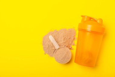 Protein karışımı ve renkli bir arka planda protein tozu. Toz su veya sütle karıştırılır. Dengeli bir diyet için diyet takviyesi. Beyaz protein. Fitness ve jimnastik diyeti.