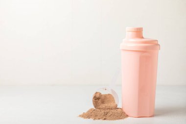 Protein karışımı ve renkli bir arka planda protein tozu. Toz su veya sütle karıştırılır. Dengeli bir diyet için diyet takviyesi. Beyaz protein. Fitness ve jimnastik diyeti.
