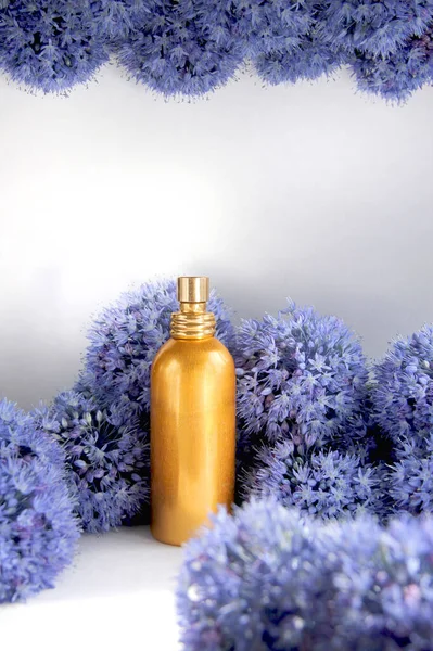 Çiçekli parfüm şişesi