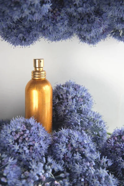 Çiçekli parfüm şişesi