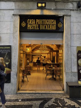 Lizbon, Portekiz - Casa Portugal adlı restoran açık ve içeride bir sürü insan var. Restoranın içi çok süslü ve bir sürü avizesi var.