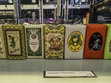 Çeşitli tasarım ve kalıplarla dolu renkli kutular. Kutular bir mağaza penceresinde gösterilir