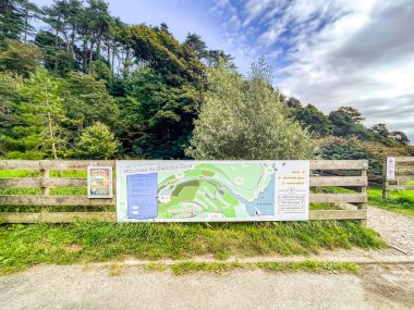 Douglas, Man Adası 08.05.2023 bir park haritası çitte sergileniyor. Harita büyük ve renkli ve bir yolun yakınında yer almaktadır. Park ağaçlarla çevrili ve Man Adası 'nın çevresine birkaç tabela asılmış. -