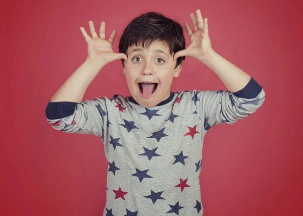 Divertido Niño Mostrar Lengua Sobre Fondo Rojo — Foto de Stock