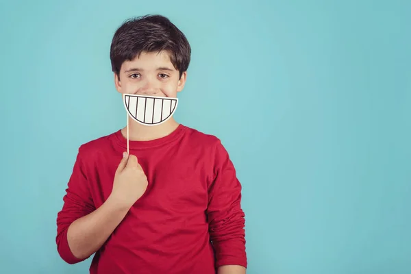 Niño Divertido Sonriente Sobre Fondo Azul — Foto de Stock