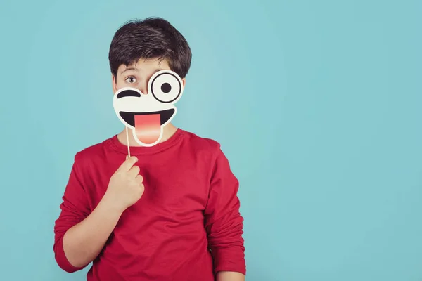 Niño Divertido Sonriente Sobre Fondo Azul — Foto de Stock