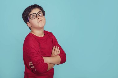 mavi zemin üzerine düşünceli çocuk