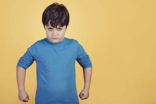 Chico Enojado Sobre Fondo Amarillo —  Fotos de Stock